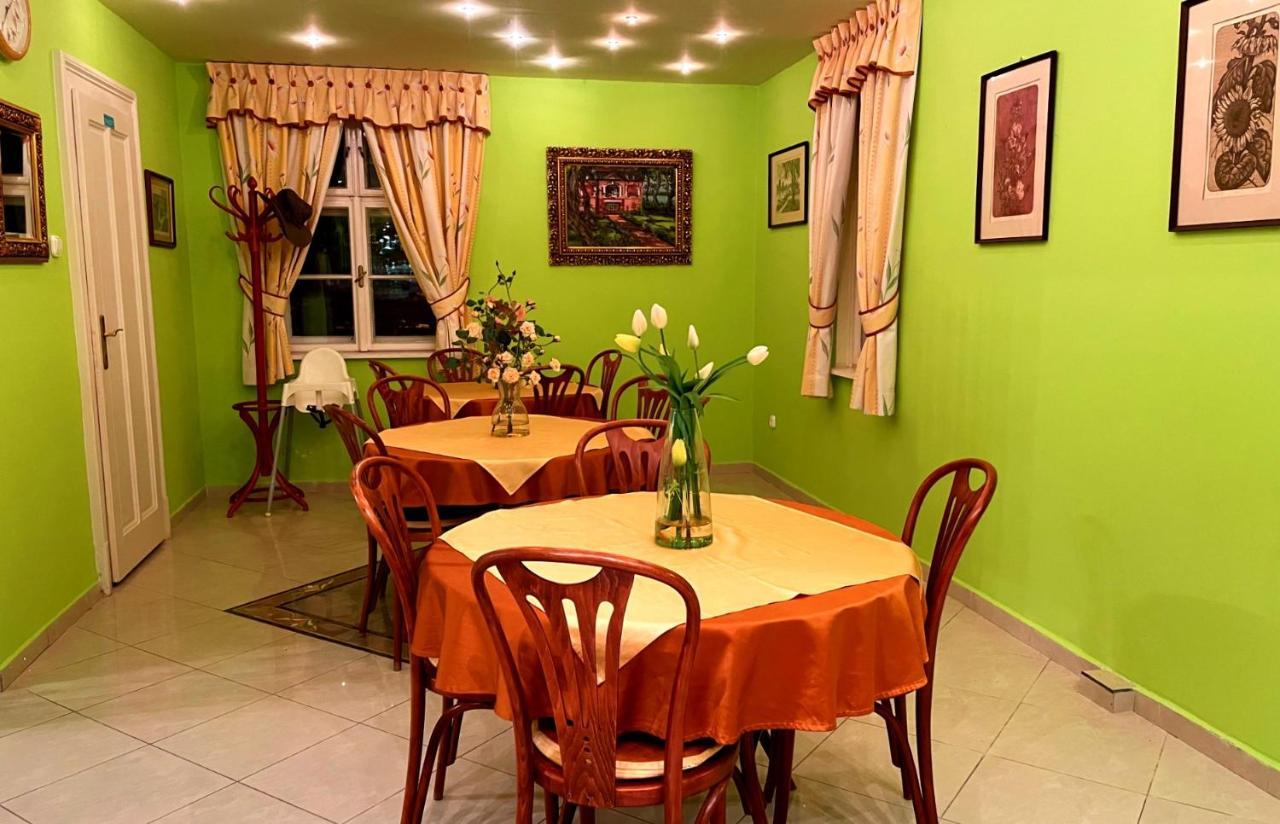 Party Villa Holiday Rent Balatonföldvár Exteriör bild