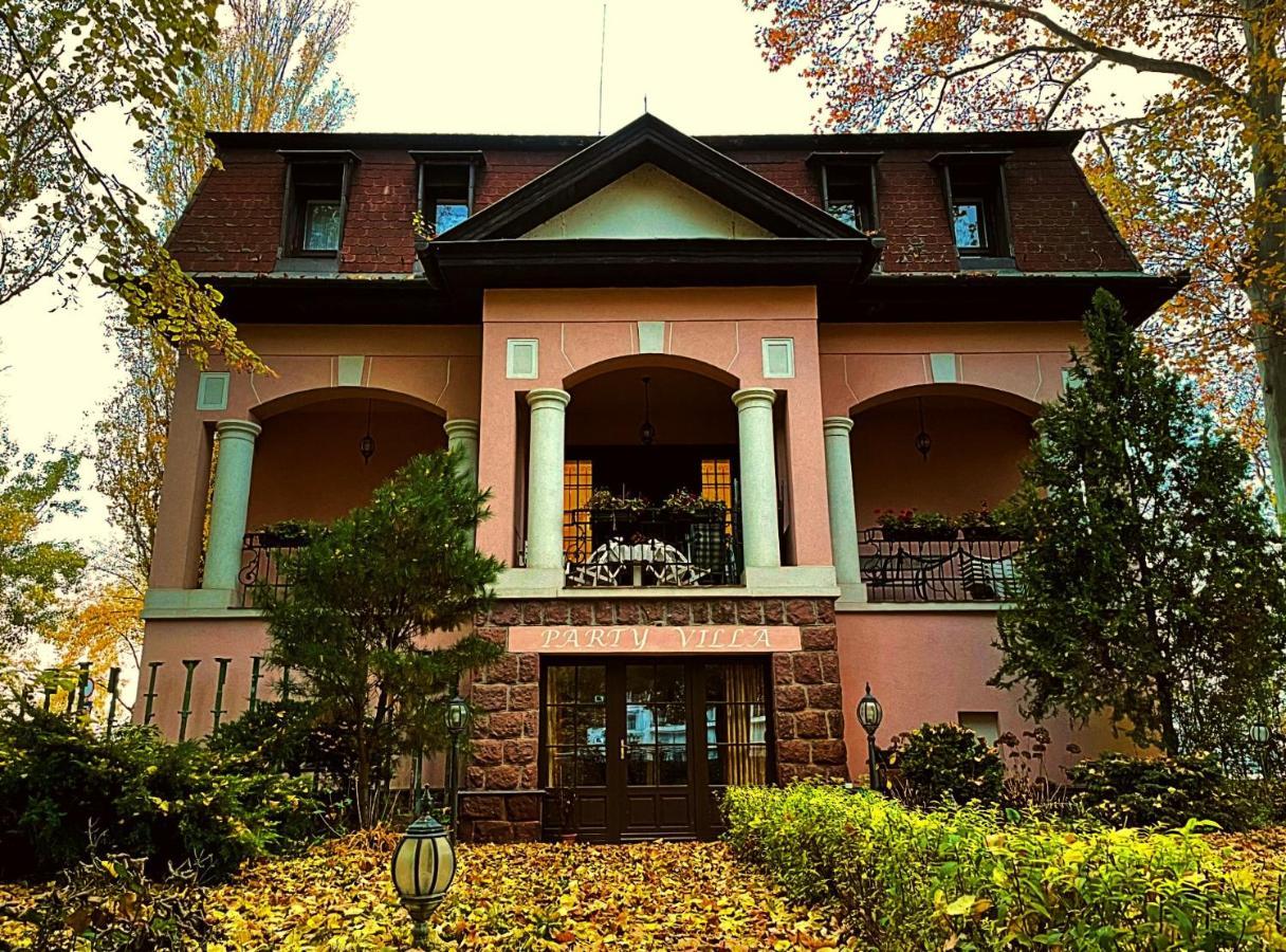 Party Villa Holiday Rent Balatonföldvár Exteriör bild